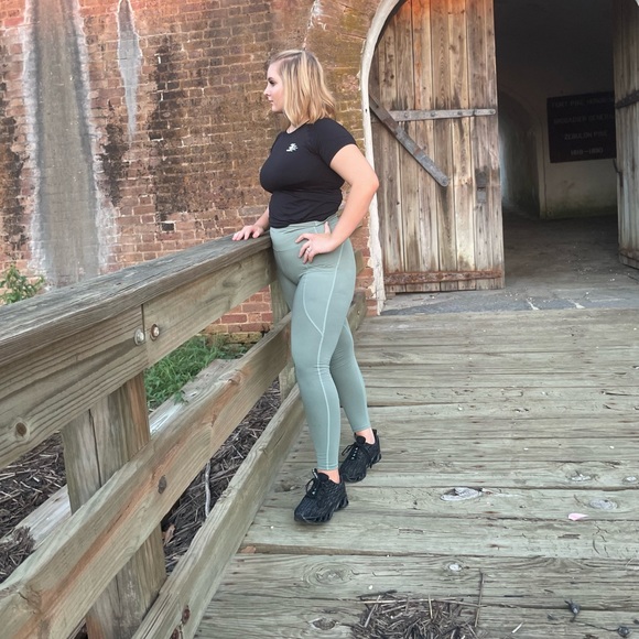 Women’s pocket leggings. 6 colors available. S-XXL - Picture 2 of 7